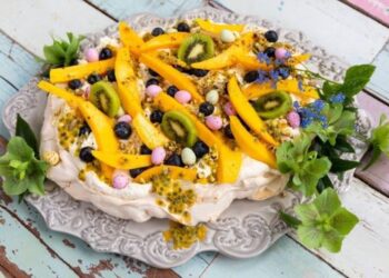 blueberry pavlova
