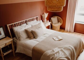 Jazz up your guest bedroom by introducing clashing colours