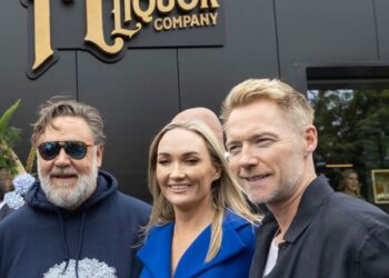 Donegal gin celebrates milestone achievement with Russell Crowe and Ronan Keating