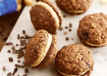 Recipe: Oatcake cookies with peanut butter frosting