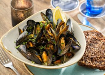 Recipe: Simple mussels in white wine and cream sauce