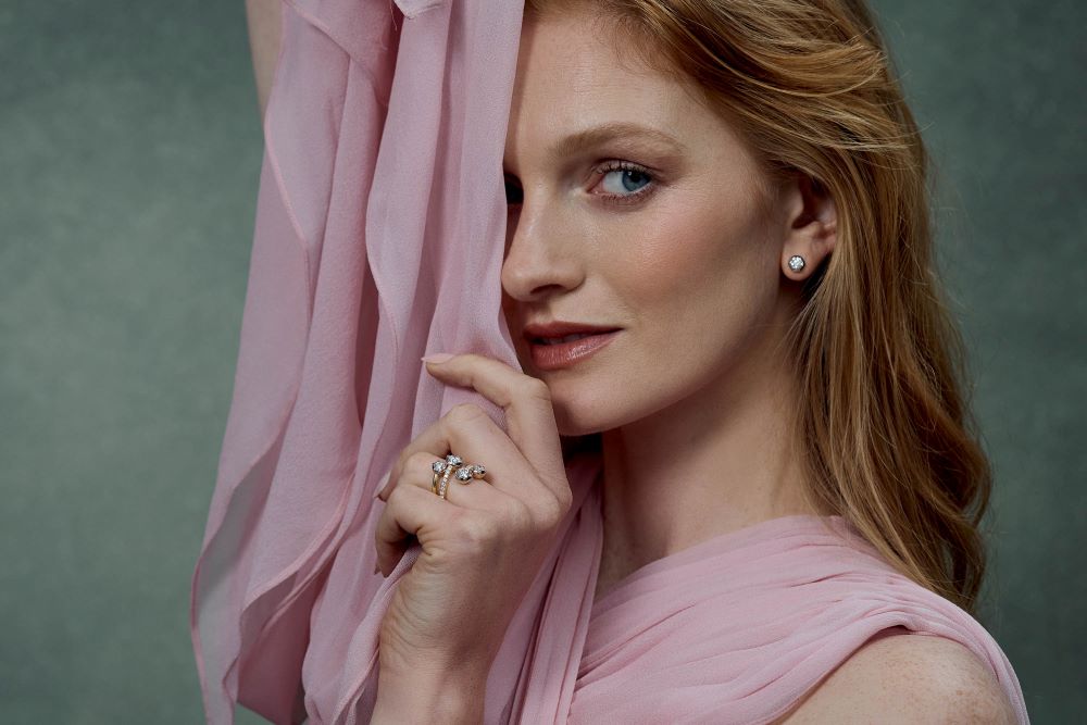 The Causeway Collection, crafted in 18ct gold and adorned with natural mined diamonds, captures the raw elegance of nature’s architecture