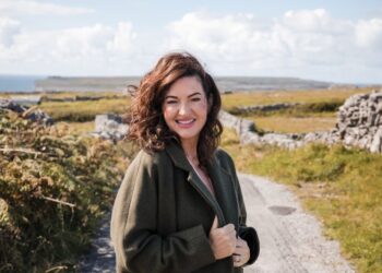 “We were more cultured than people in cities” Maura Derrane shares how life on Inis Mór shaped her  