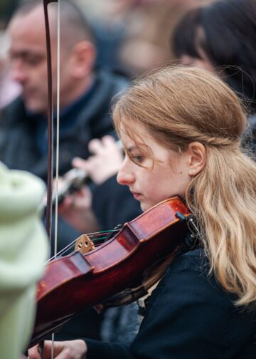 Woman playing the fiddle at Belfast Fleadh